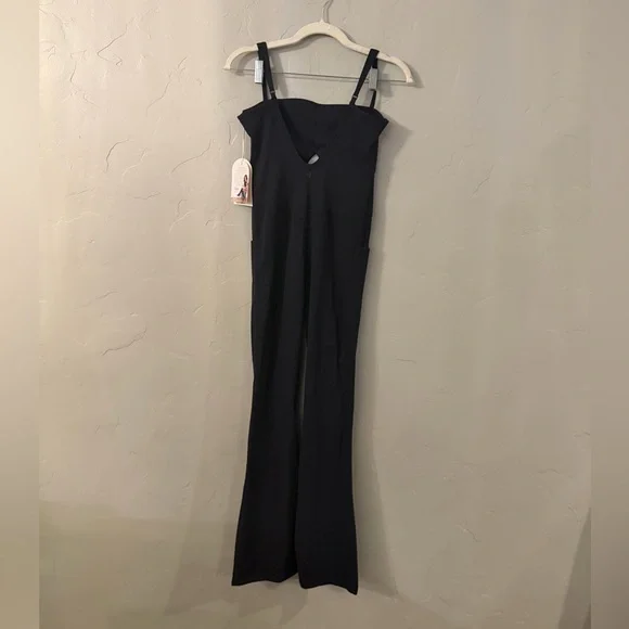 NWT! BLOGILATES Women's Peekaboo Flare Active Jumpsuit.
Black. Small. - Picture 5 of 6